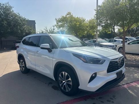 Used 2022 Toyota Highlander XLE FWD image 3