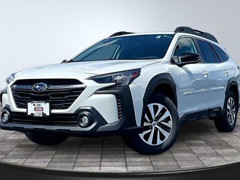 Used 2025 Subaru Outback Premium AWD/4WD image 1