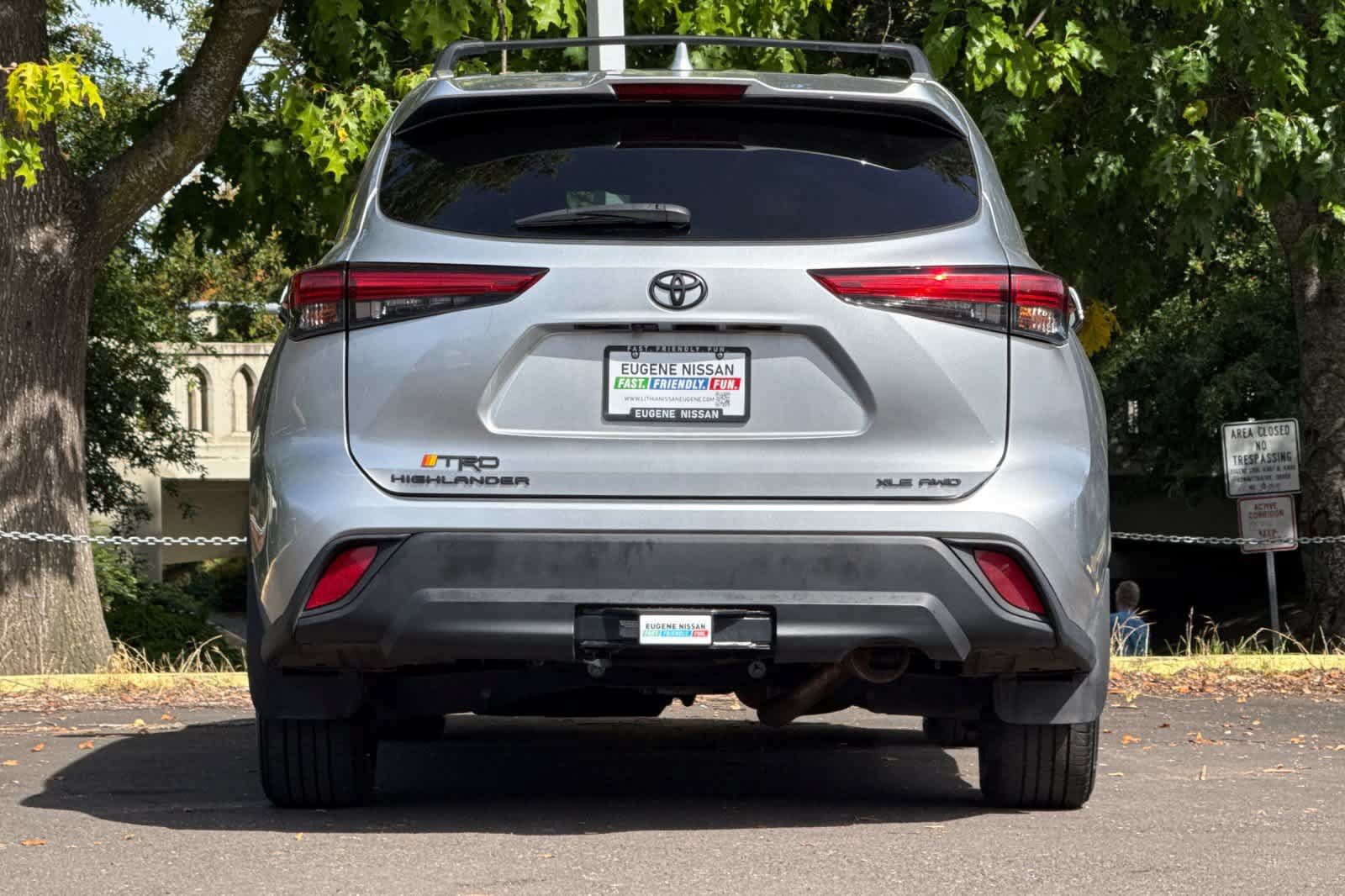 Used 2022 Toyota Highlander XLE AWD/4WD image 7