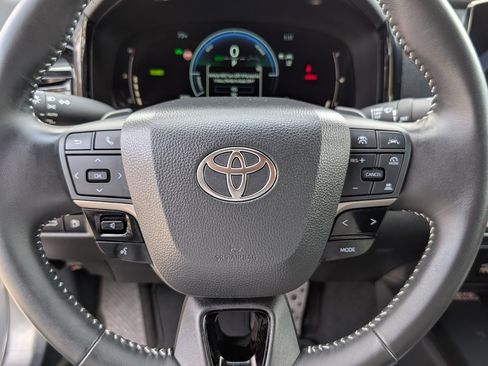 Used 2025 Toyota Camry SE image 18