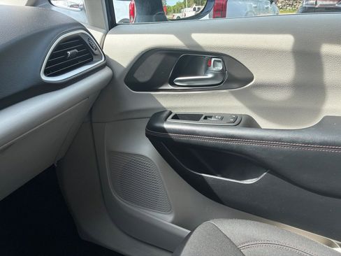 Used 2020 Chrysler Pacifica Touring FWD image 51