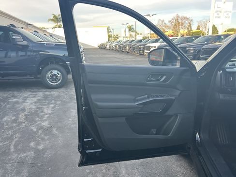 Used 2025 Nissan Pathfinder S image 18