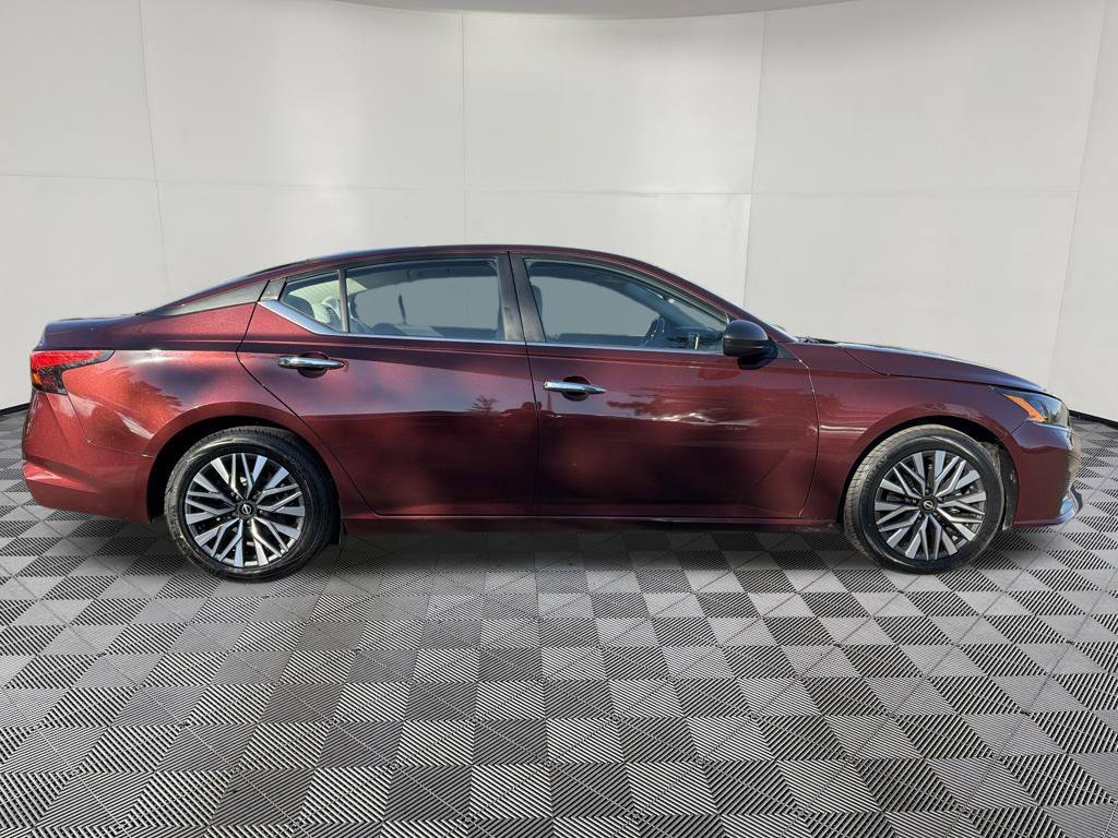 Used 2025 Nissan Altima 2.5 SV FWD image 10