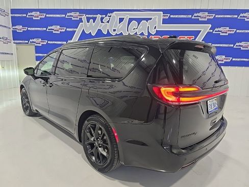 Used 2025 Chrysler Pacifica Limited image 6