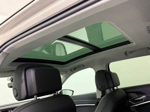 Used 2022 Audi e-tron Premium w/ Convenience Plus Package image 16