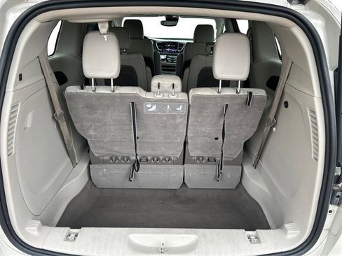 Used 2021 Chrysler Pacifica Touring-L image 12
