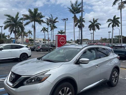 Used 2018 Nissan Murano SV FWD image 2
