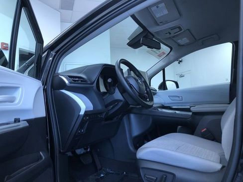 Used 2026 Toyota Sienna LE FWD image 11