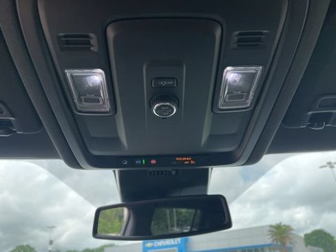 Used 2025 Chevrolet Suburban Z71 AWD/4WD image 33