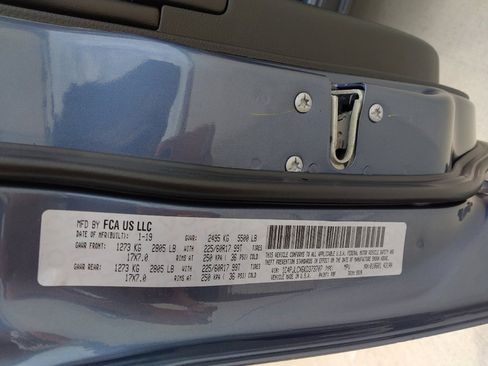 Used 2019 Jeep Cherokee Latitude w/ Popular Appearance Group FWD image 33