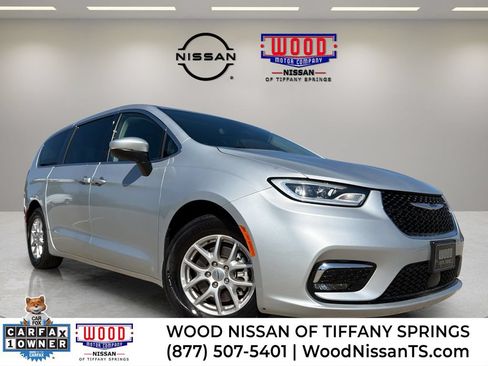 Used 2023 Chrysler Pacifica Touring-L FWD image 1