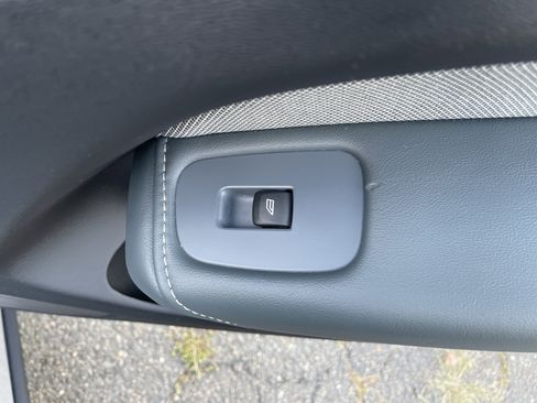 Used 2022 Volvo XC60 B5 R-Design image 12