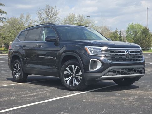 Used 2025 Volkswagen Atlas SE image 2