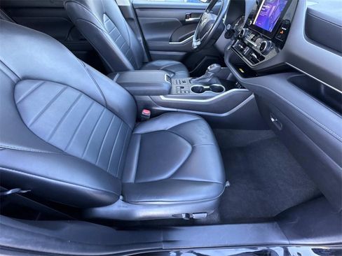 Used 2023 Toyota Highlander XLE image 13