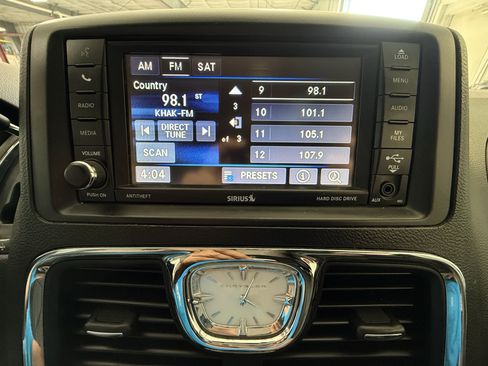 Used 2016 Chrysler Town & Country Touring FWD image 16