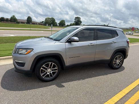 Used 2018 Jeep Compass Latitude FWD image 9