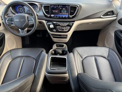 Used 2024 Chrysler Pacifica Touring-L FWD image 17