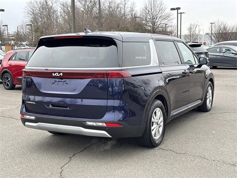 Used 2024 Kia Carnival LX image 2