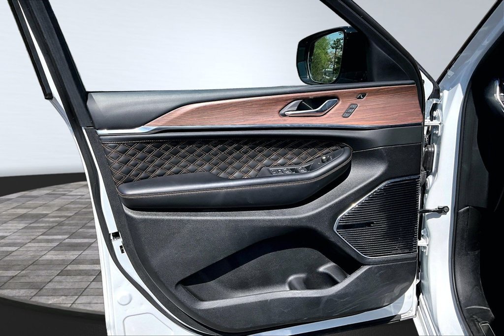 Used 2025 Jeep Grand Cherokee L Summit w/ Obsidian Package AWD/4WD image 13