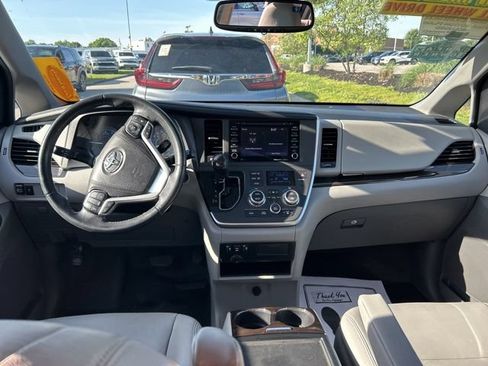 Used 2020 Toyota Sienna XLE AWD/4WD image 7