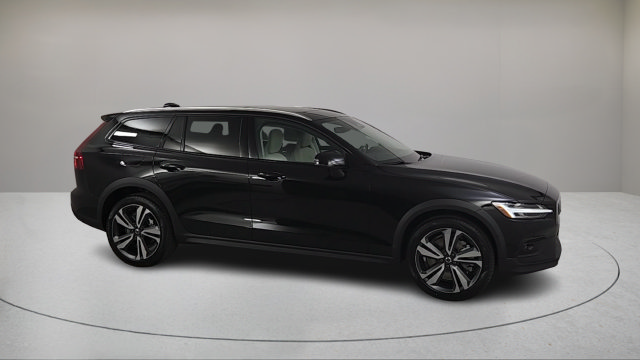 Used 2026 Volvo V60 B5 Cross Country Plus w/ Climate Package AWD/4WD image 2
