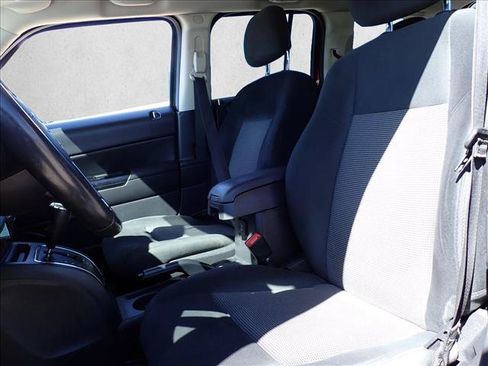 Used 2014 Jeep Patriot Latitude AWD/4WD image 11
