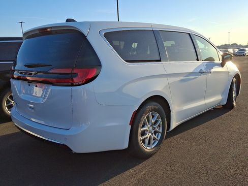 New 2027 Chrysler Pacifica Select FWD image 4
