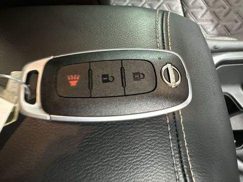 Used 2025 Nissan Kicks SV AWD/4WD image 28