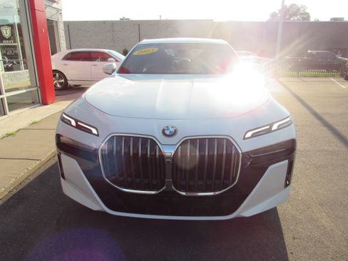 Used 2023 BMW 760i xDrive w/ Luxury Rear Seating Package AWD/4WD image 3