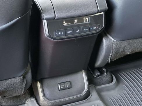 Used 2021 Toyota Highlander XLE image 17