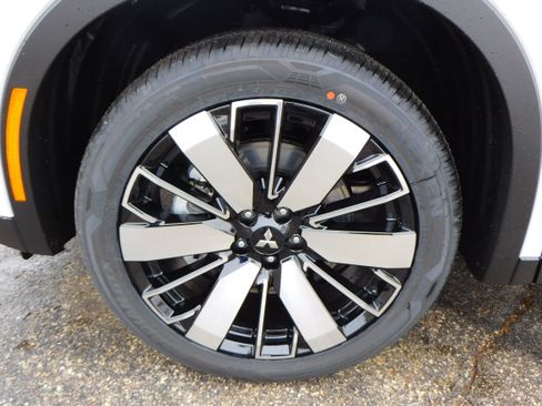 New 2026 Mitsubishi Outlander SE image 9