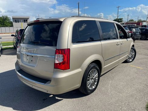 Used 2013 Chrysler Town & Country Touring-L w/ Entertainment Group #2 FWD image 2
