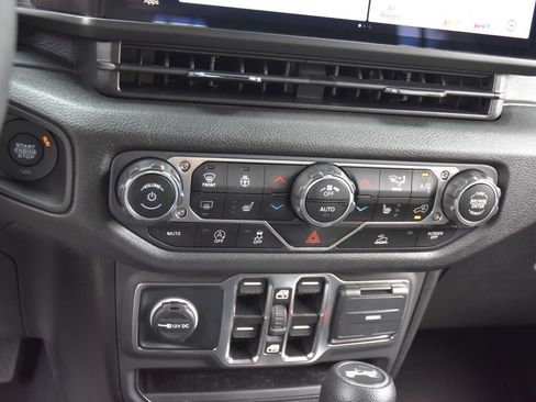 Used 2025 Jeep Wrangler Unlimited Sport AWD/4WD image 20