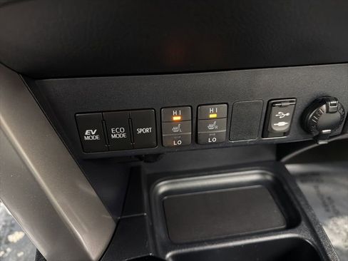 Used 2018 Toyota RAV4 Limited image 17