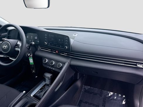 Used 2025 Hyundai Elantra SE FWD image 29