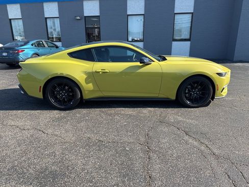 Used 2025 Ford Mustang Coupe RWD image 2