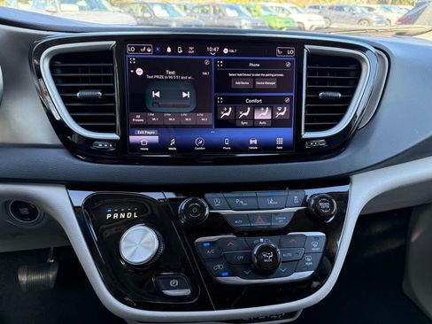 Used 2024 Chrysler Pacifica Touring-L image 26