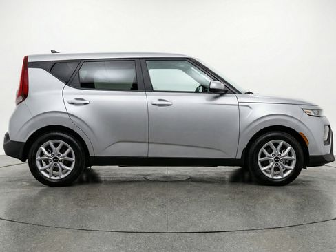 Used 2025 Kia Soul LX w/ LX Technology Package FWD image 11
