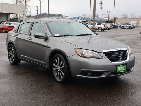 Used 2013 Chrysler 200 Touring w/ S Exterior Appearance Pkg image 9