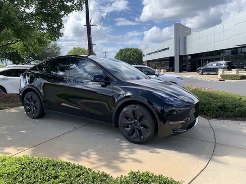 Used 2025 Tesla Model Y Long Range RWD image 2
