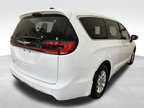 Used 2025 Chrysler Pacifica Select image 5