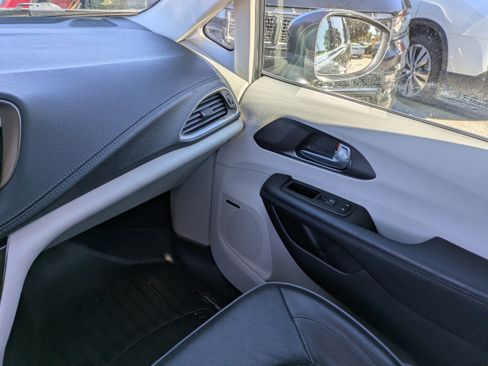 Used 2018 Chrysler Pacifica Limited w/ Advanced Safetytec Group image 19