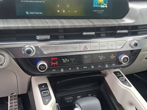 Used 2025 Kia Telluride SX w/ SX Captain's Chair Package FWD image 16
