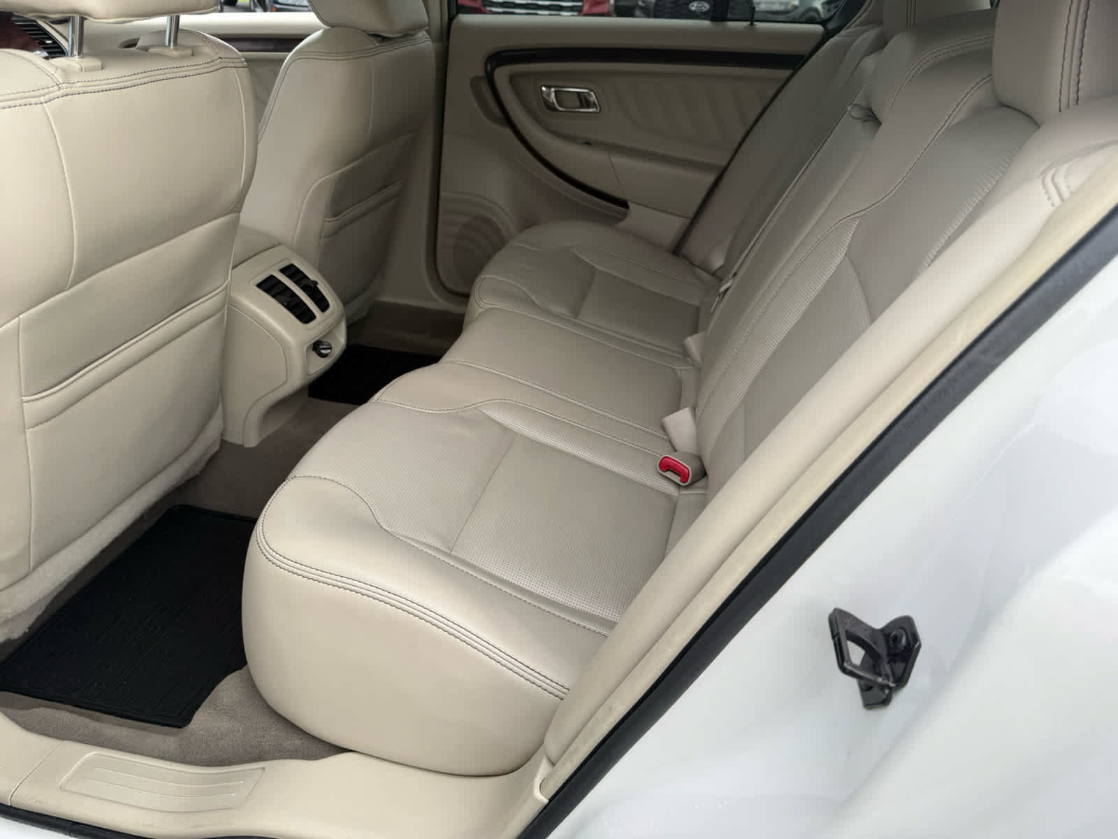 Used 2010 Ford Taurus Limited FWD image 5