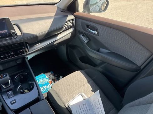 Used 2022 Nissan Rogue SV image 17