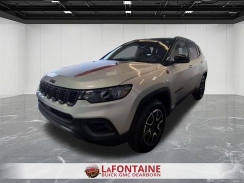 Used 2025 Jeep Compass Trailhawk w/ Trailer Tow Group AWD/4WD image 1
