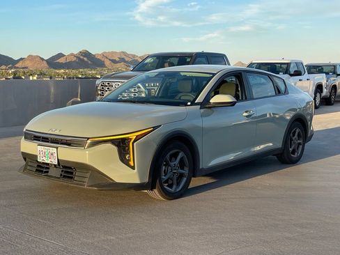 Used 2025 Kia K4 FWD image 2