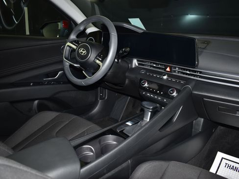Used 2025 Hyundai Elantra SEL image 19