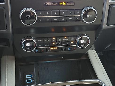 Used 2019 Ford Expedition Platinum image 27