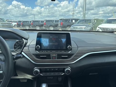 Used 2024 Nissan Altima 2.5 SV FWD image 18